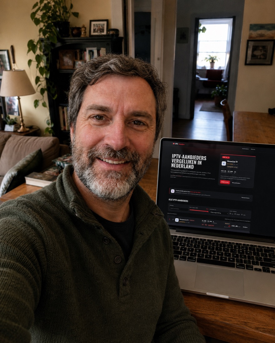 Sven van der Meer vergelijkt IPTV-aanbieders op IPTV Vergelijker vanaf zijn laptop